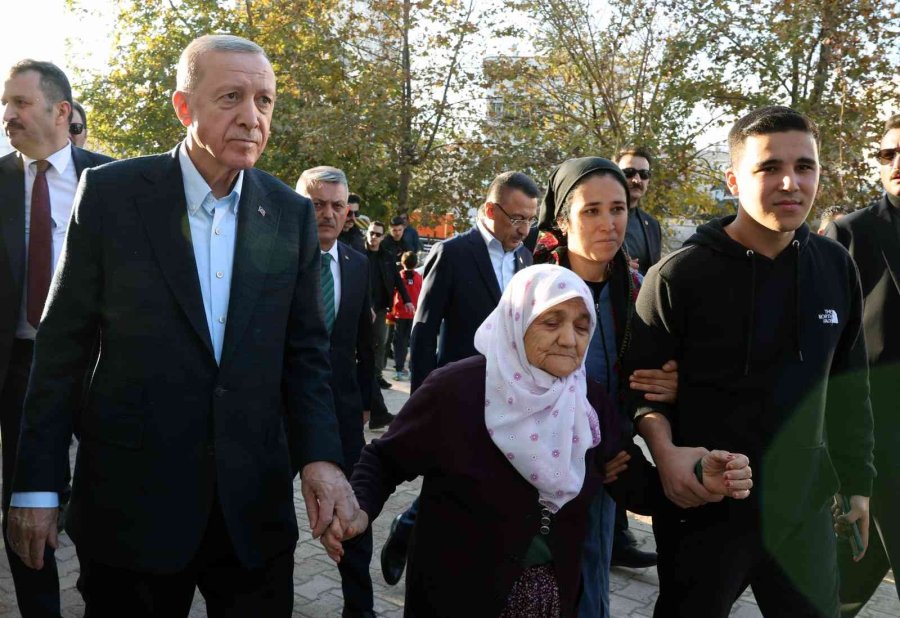 Cumhurbaşkanı Erdoğan, Selzede Zülfiye Ninenin Evine Misafir Oldu