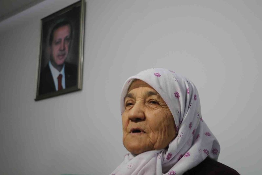 Cumhurbaşkanı Erdoğan, Selzede Zülfiye Ninenin Evine Misafir Oldu