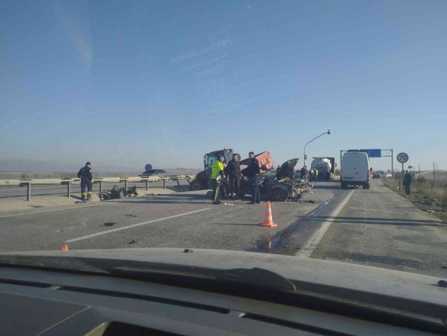 Traktörle Otomobil Çarpıştı, 3 Kişi Yaralandı