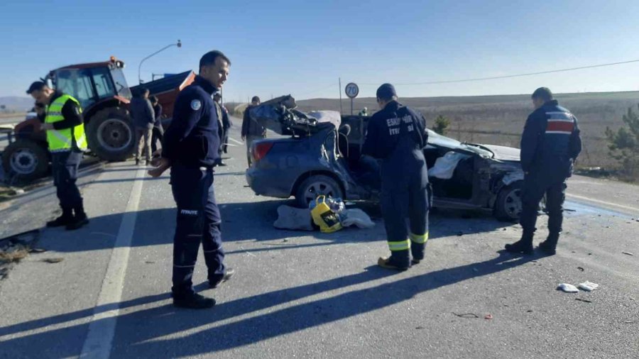 Traktörle Otomobil Çarpıştı, 3 Kişi Yaralandı