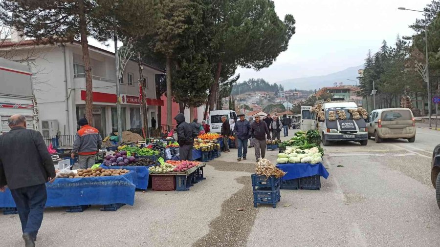 Sarıcakaya Pazarında Organik Ürünler Halkın Beğenisine Sunuluyor
