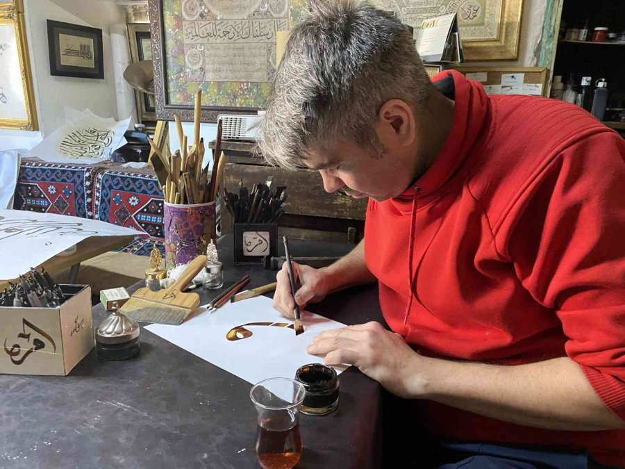 Eskişehirli Hattat Emre Özdemir Tarihi Yüzyıllara Dayanan Sanatını Anlattı
