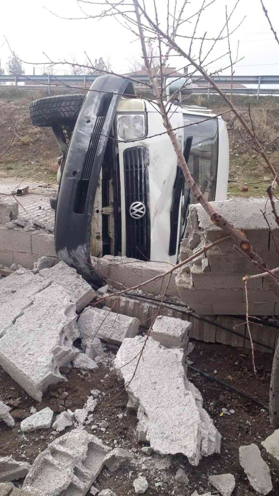 Yoldan Çıkan Minibüs Evin Duvarına Çarptı: 1 Ölü, 1’i Ağır 5 Yaralı