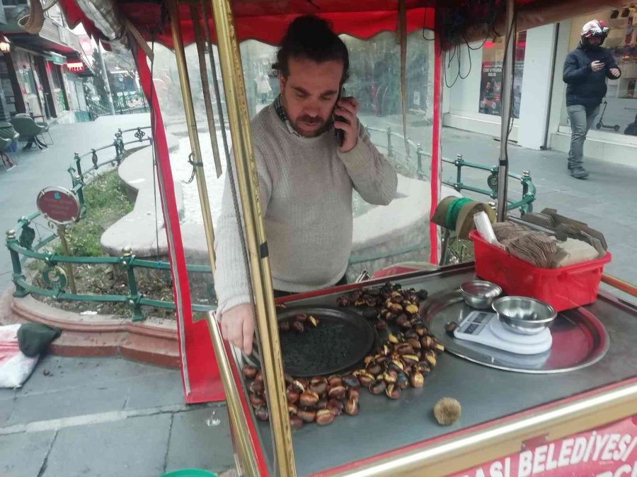 Epilepsi Krizi Geçiren Zihinsel Özürlü Kestanecinin Yardımına Koştular