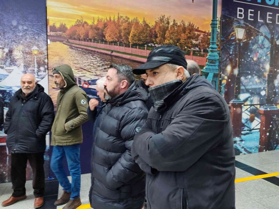 Eskişehir Terminali’nde ’sibirya’ Soğuğu, Çalışanlar Mont, Bere, Atkı Ve Eldiven Takıyor