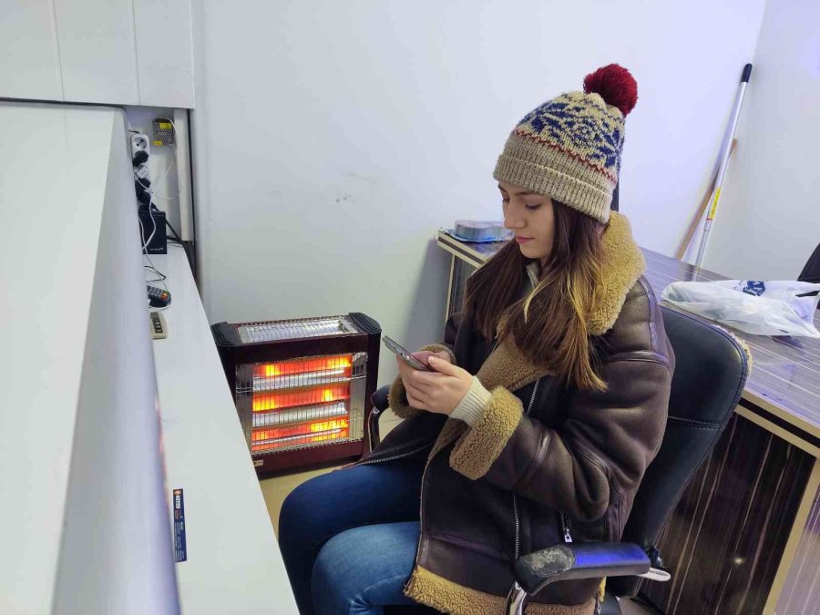 Eskişehir Terminali’nde ’sibirya’ Soğuğu, Çalışanlar Mont, Bere, Atkı Ve Eldiven Takıyor