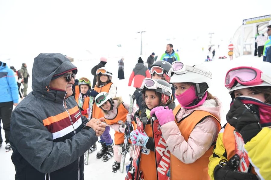 Başkan Büyükkılıç; Erciyes Kayak Okulunu Ziyaret Etti