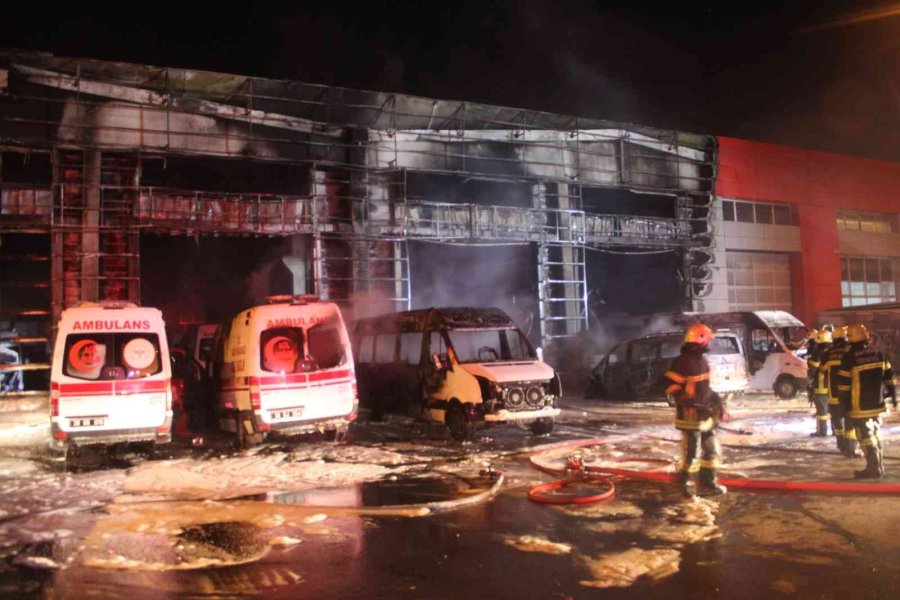 Oto Servisinde Yangın Çıktı, 10 Araç Alev Alev Yandı