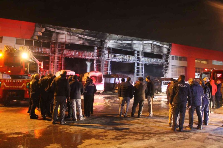 Oto Servisinde Yangın Çıktı, 10 Araç Alev Alev Yandı