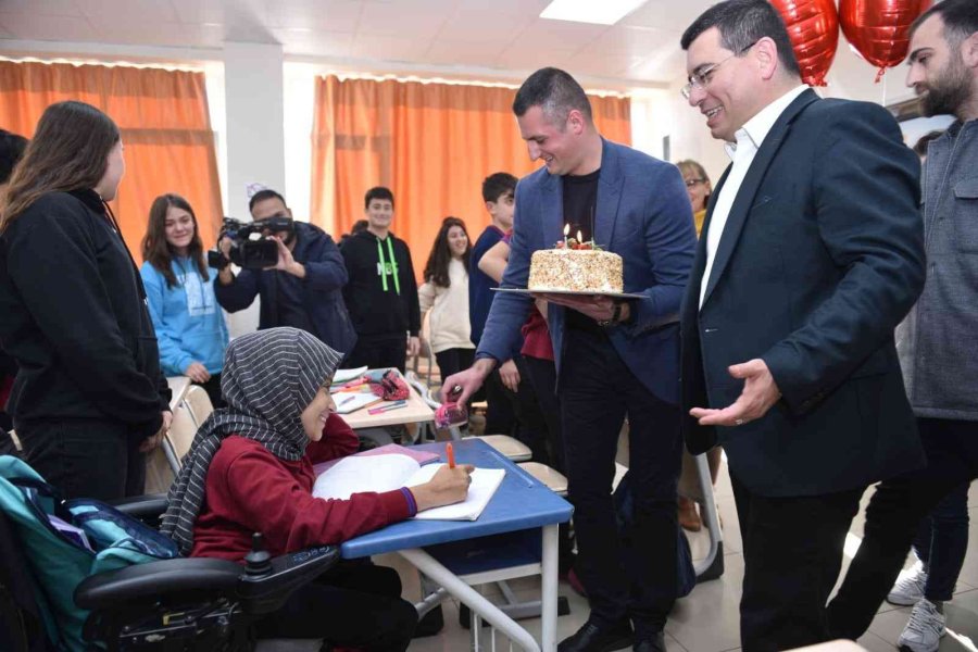 Başkan Tütüncü’den, Kendisi İle Tanışmak İsteyen Genç Kıza Doğum Günü Sürprizi