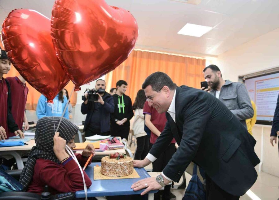 Başkan Tütüncü’den, Kendisi İle Tanışmak İsteyen Genç Kıza Doğum Günü Sürprizi