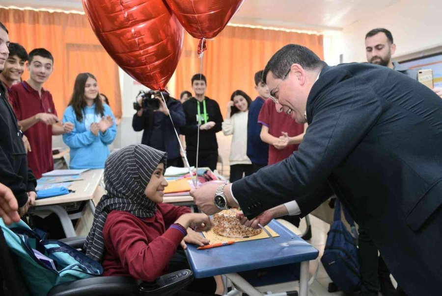 Başkan Tütüncü’den, Kendisi İle Tanışmak İsteyen Genç Kıza Doğum Günü Sürprizi