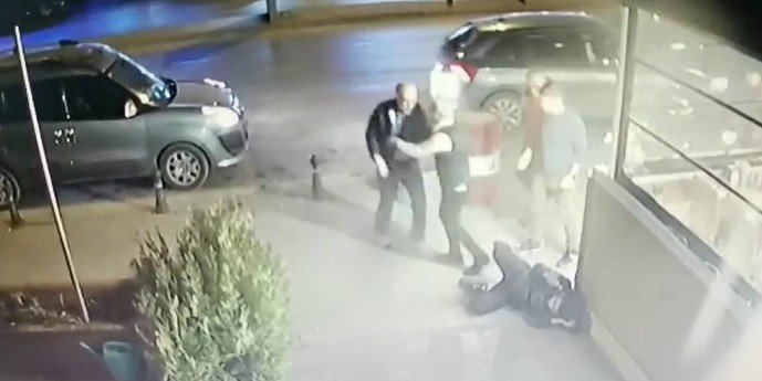 Restoran Çıkışı Kadının Tekme Tokat Darp Edilmesi Kamerada