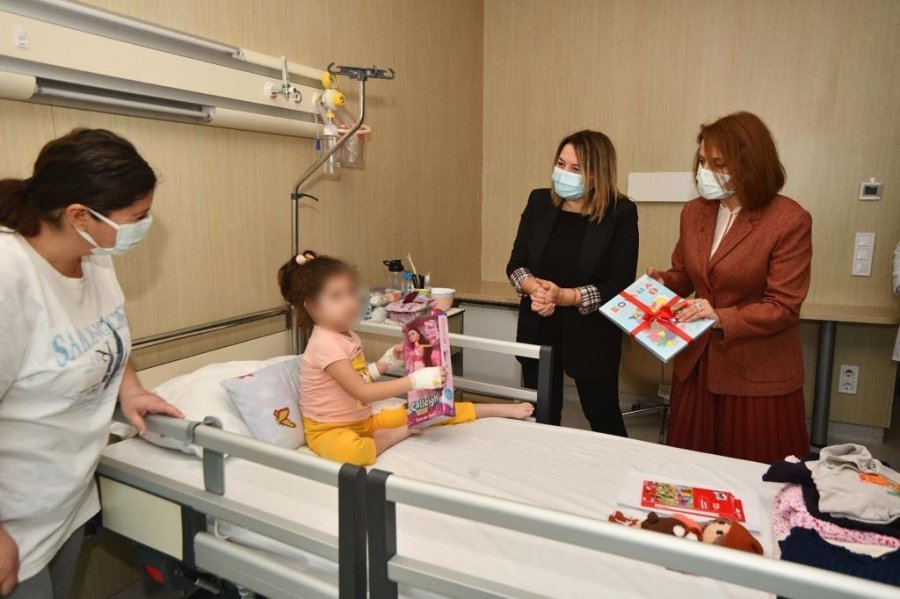 Yıldız Pehlivan, Hastanede Tedavisi Süren Çocukları Sevindirdi