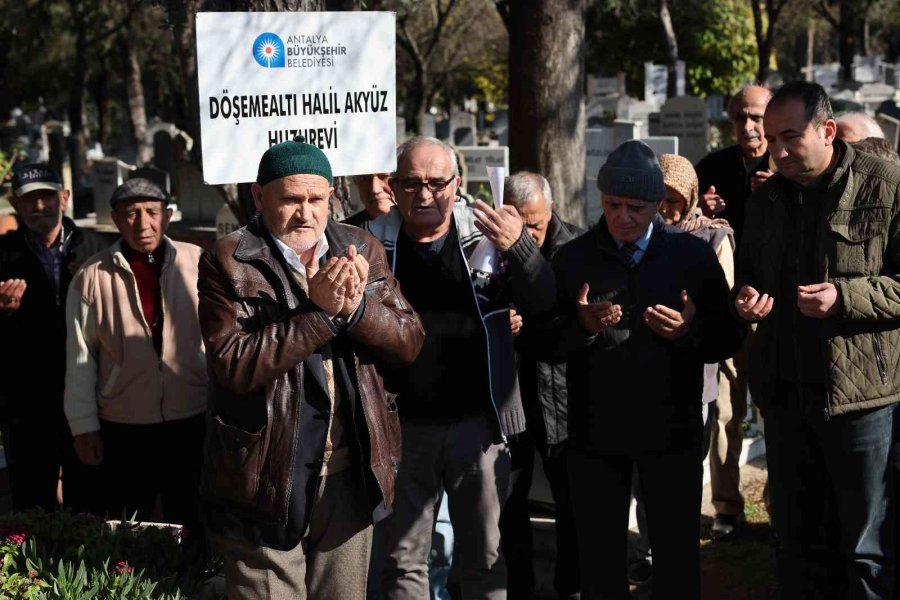 Huzurevi Sakinleri Topçu Yüzbaşı’nı Mezarı Başında Andı