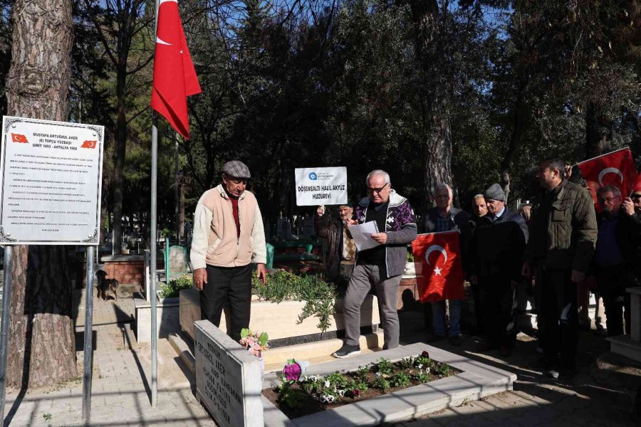 Huzurevi Sakinleri Topçu Yüzbaşı’nı Mezarı Başında Andı