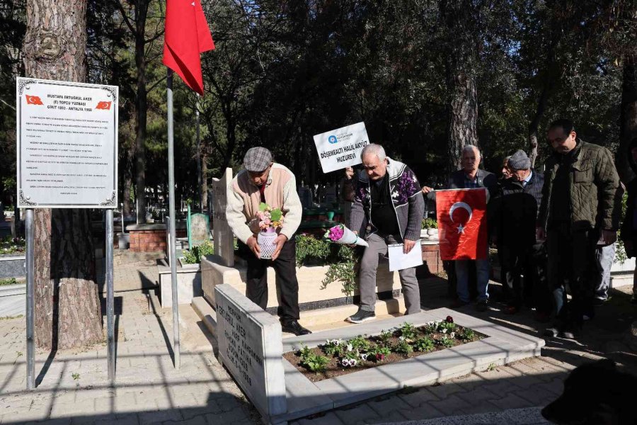 Huzurevi Sakinleri Topçu Yüzbaşı’nı Mezarı Başında Andı