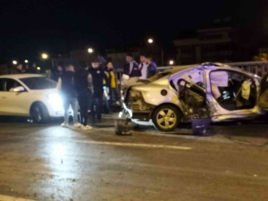 Otomobil Bariyere Çarptı: 1’i Ağır 3 Yaralı