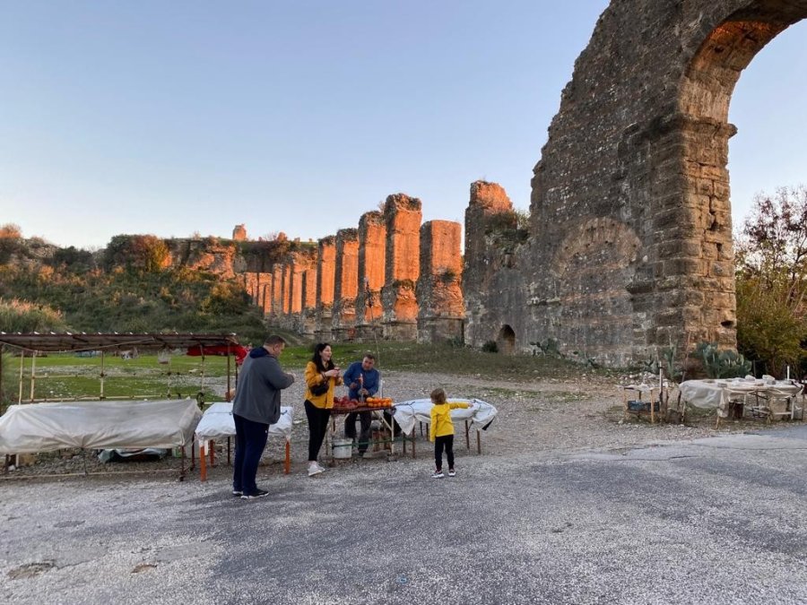 Aspendos Antik Kenti’nin Su Kemerleri Yanında 63 Yıldır Geçimini Meyve Suyu Satarak Sağlıyor