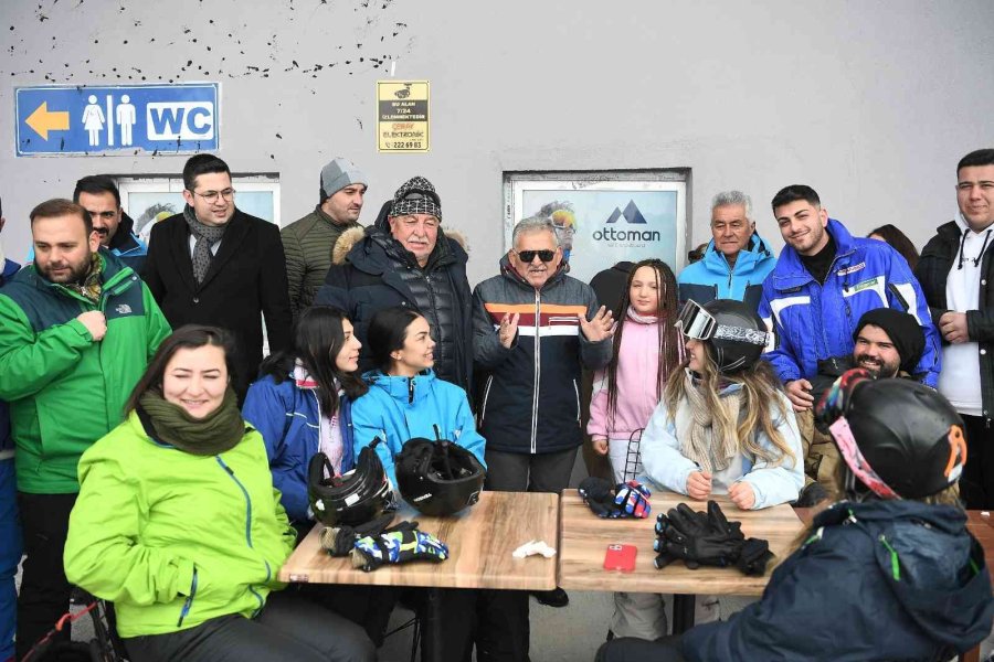 Başkan Büyükkılıç, Yerli Ve Yabancı Turistlerle Erciyes’te Buluştu