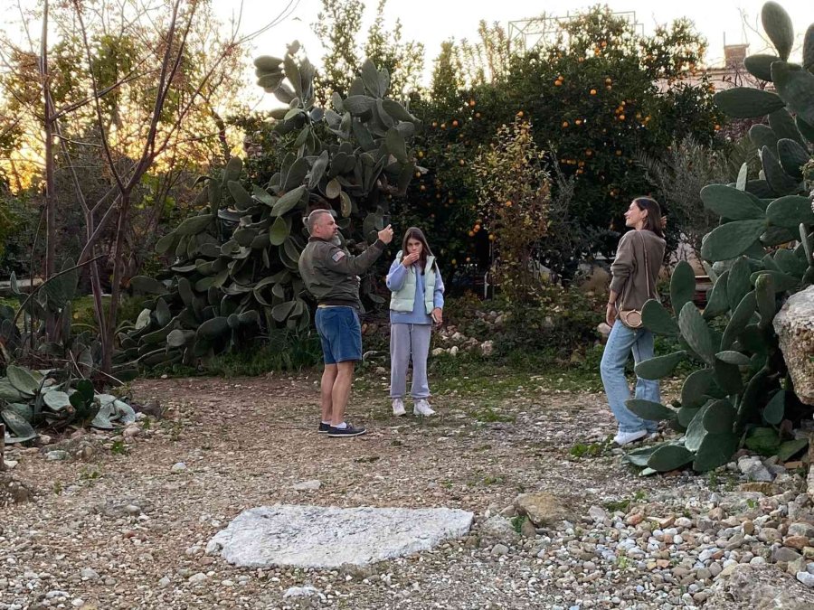 Aspendos Antik Kenti’nin Su Kemerleri Yanında 63 Yıldır Geçimini Meyve Suyu Satarak Sağlıyor