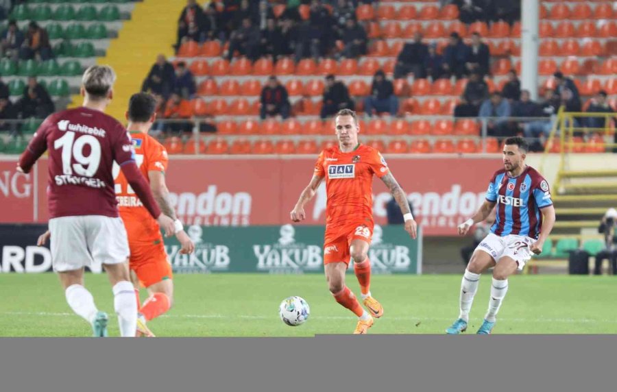 Spor Toto Süper Lig: Alanyaspor: 3 - Trabzonspor: 0 (ilk Yarı)