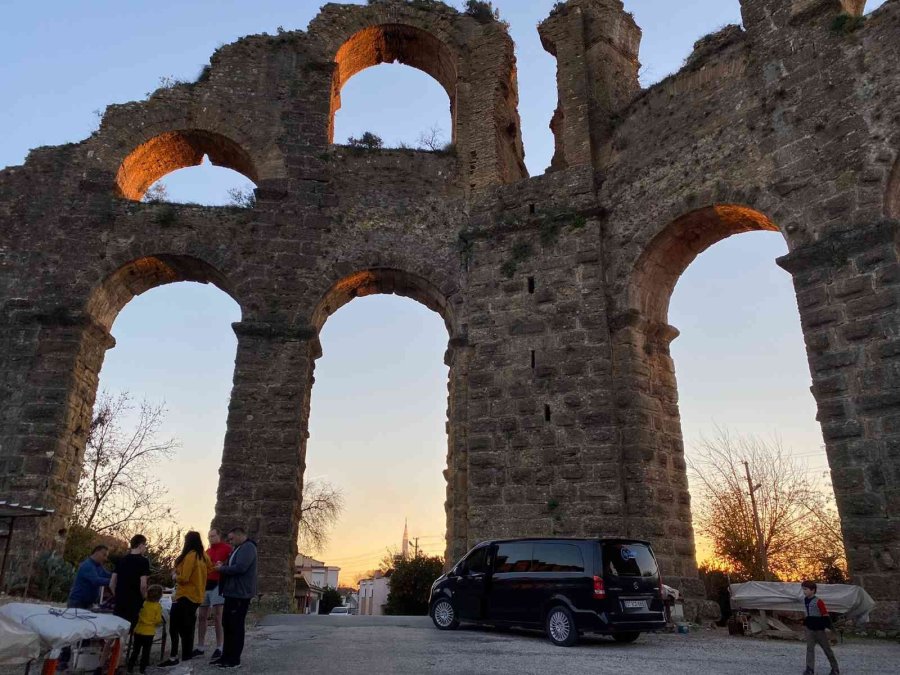 Aspendos Antik Kenti’nin Su Kemerleri Yanında 63 Yıldır Geçimini Meyve Suyu Satarak Sağlıyor