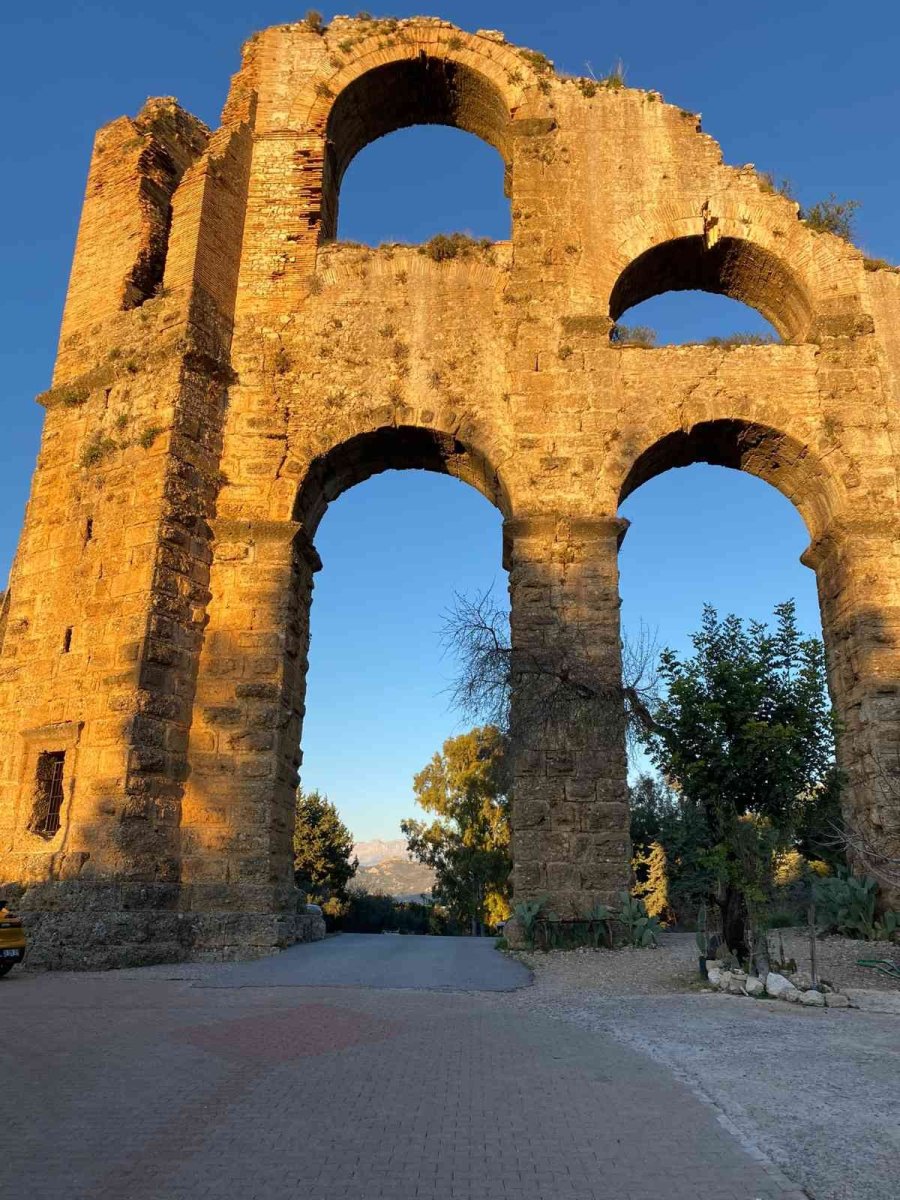 Aspendos Antik Kenti’nin Su Kemerleri Yanında 63 Yıldır Geçimini Meyve Suyu Satarak Sağlıyor