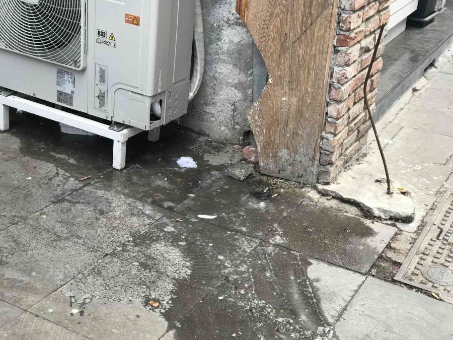 Klimalardan Kaldırıma Akıtılan Suların Donması Yayalar İçin Tehlike Oluşturdu