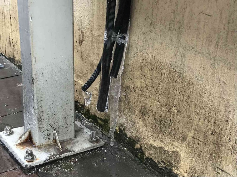 Klimalardan Kaldırıma Akıtılan Suların Donması Yayalar İçin Tehlike Oluşturdu