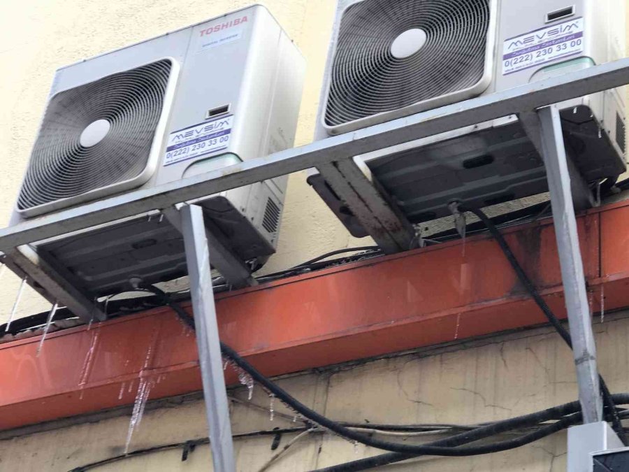 Klimalardan Kaldırıma Akıtılan Suların Donması Yayalar İçin Tehlike Oluşturdu