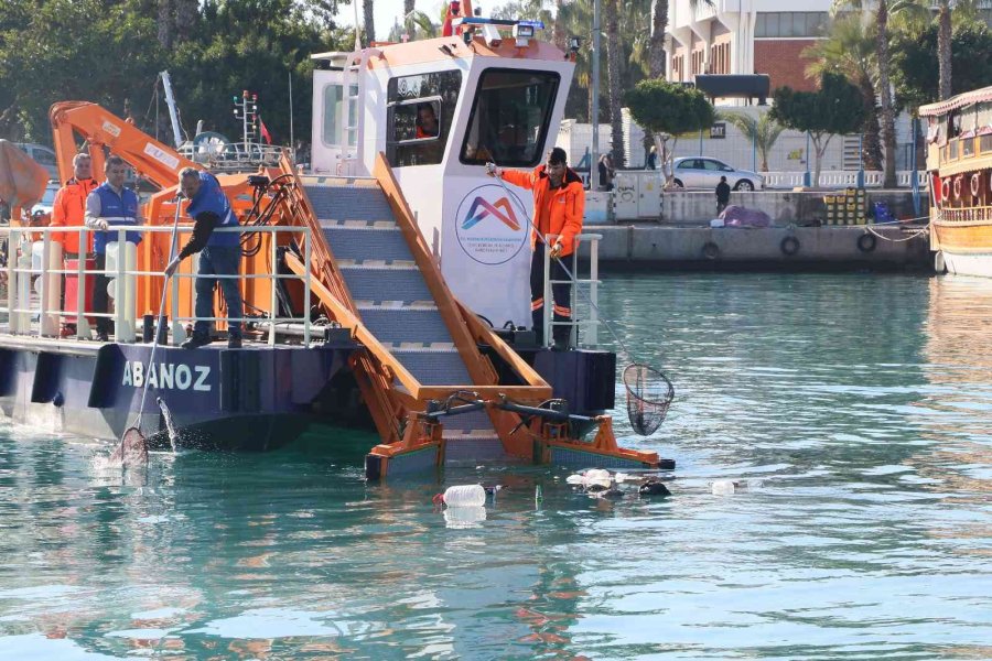 Akdeniz’in İki Noktasından 20 Kamyon Çöp Çıktı