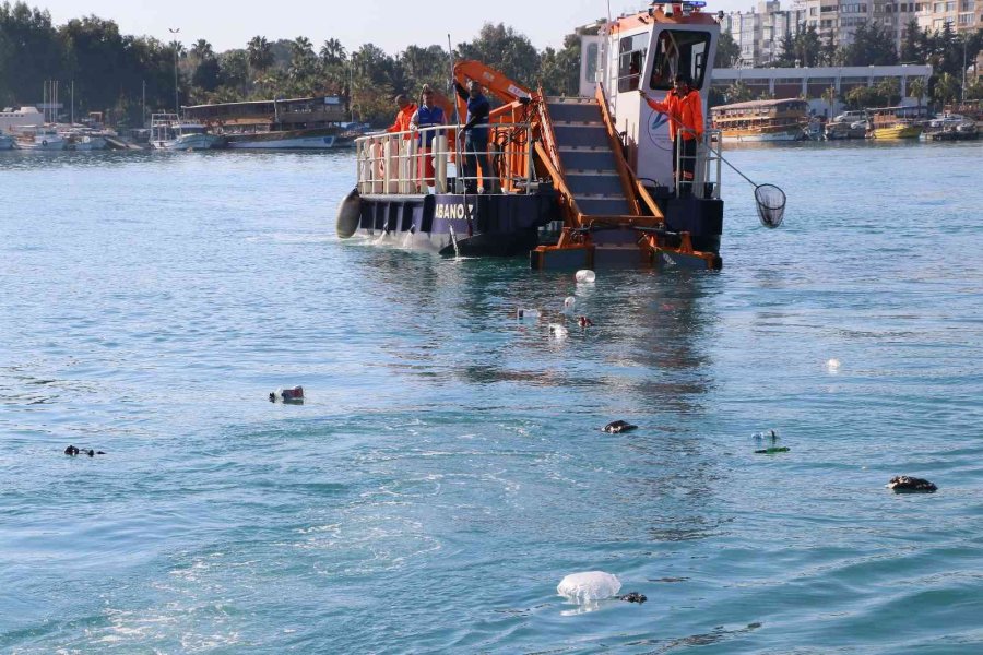 Akdeniz’in İki Noktasından 20 Kamyon Çöp Çıktı