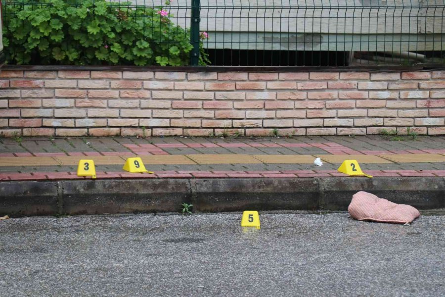 Aracıyla Seyir Halindeyken Husumetlileri Tarafından Silahla Yaralandı