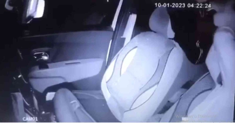 Müşteri Gibi Bindiği Takside Sürücüye Kaldırım Taşı İle Dehşeti Yaşattı