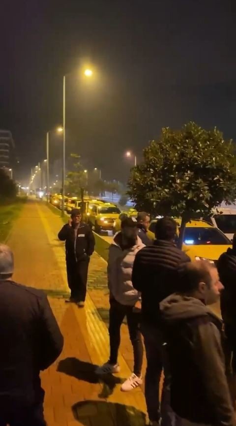 Müşteri Gibi Bindiği Takside Sürücüye Kaldırım Taşı İle Dehşeti Yaşattı