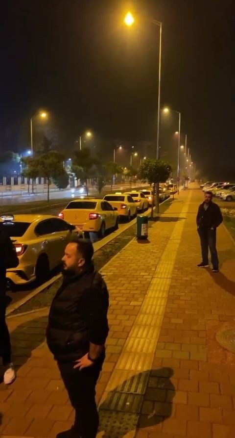 Müşteri Gibi Bindiği Takside Sürücüye Kaldırım Taşı İle Dehşeti Yaşattı