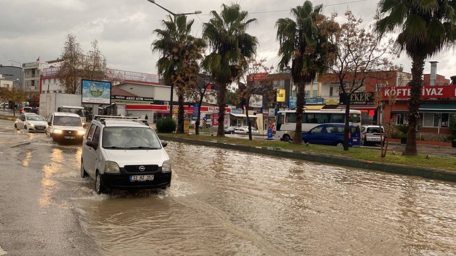 Antalya’da Şiddetli Yağmur Yolları Göle Çevirdi