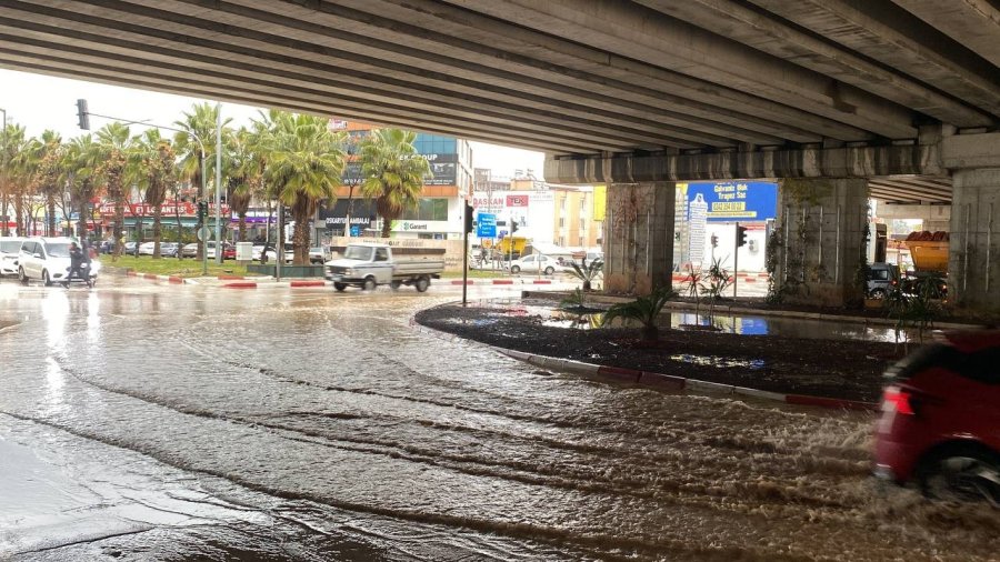 Antalya’da Şiddetli Yağmur Yolları Göle Çevirdi