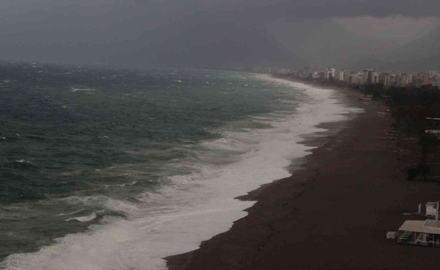 Antalya’da Dalgalar Falezleri Dövdü, Denizin Rengi Değişti