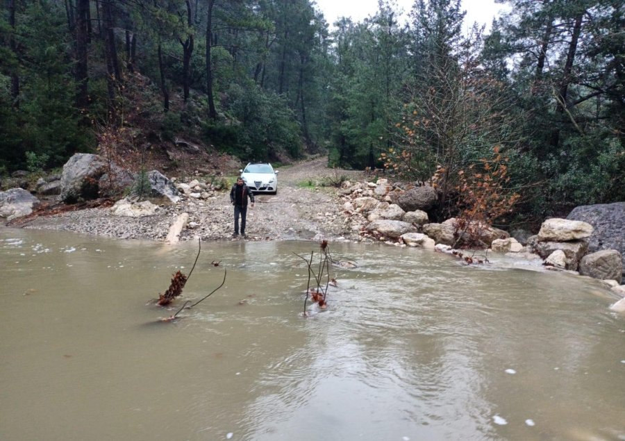 Derenin Debisi Yükselince Aracıyla Mahsur Kaldı