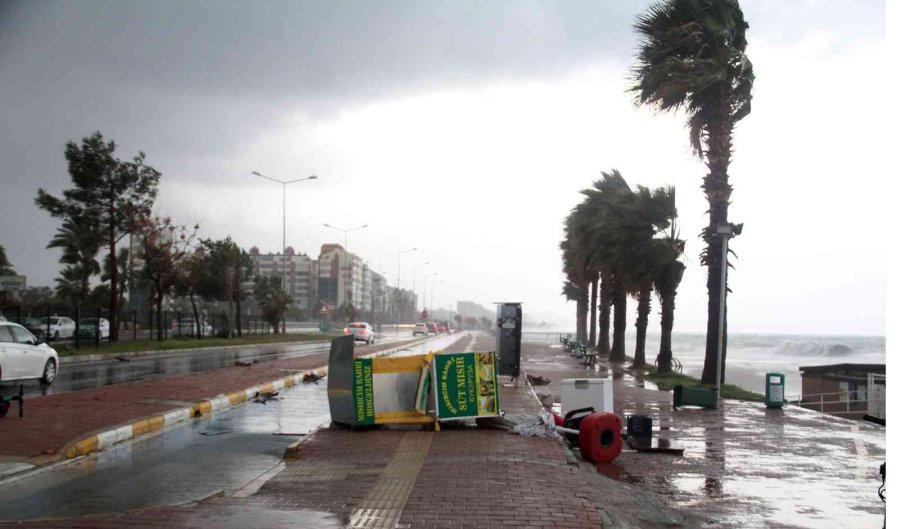 Antalya’da Dalgalar Falezleri Dövdü, Denizin Rengi Değişti