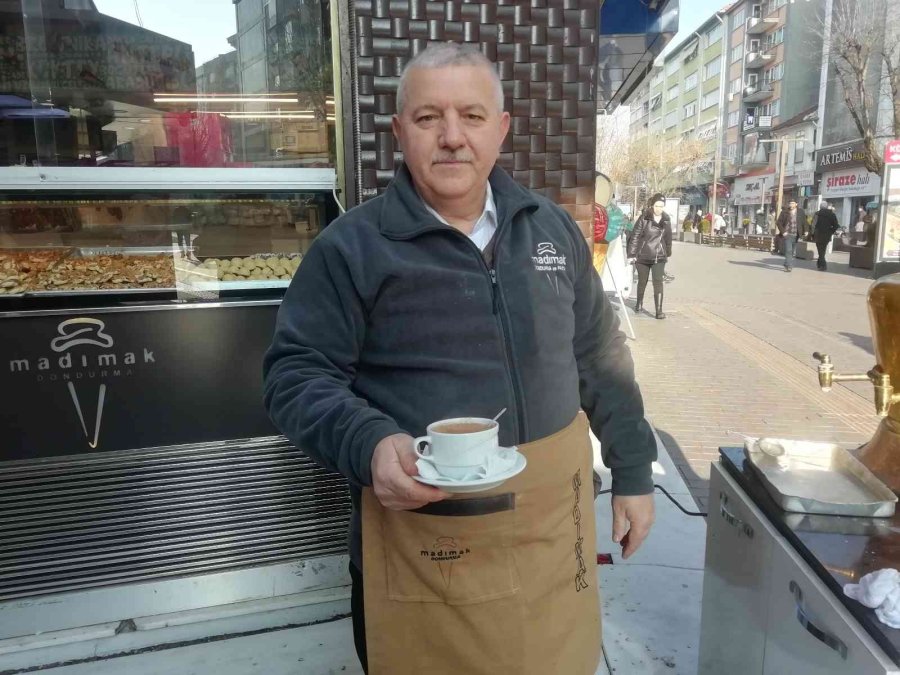 Soğuk Havalarda Sıcacık Salep İçleri Isıtıyor