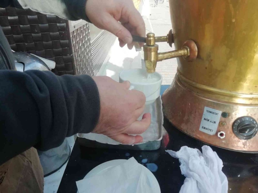 Soğuk Havalarda Sıcacık Salep İçleri Isıtıyor