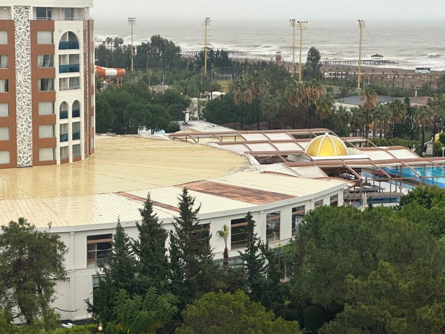 Antalya’da Hortum 5 Yıldızlı Otelin Çatı Kaplamasını Uçurdu