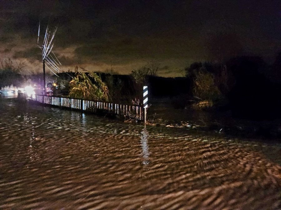 Antalya’da Hortum Domates Ve Çilek Seralarını Parçaladı