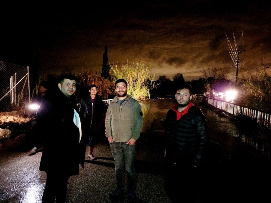 Antalya’da Hortum Domates Ve Çilek Seralarını Parçaladı