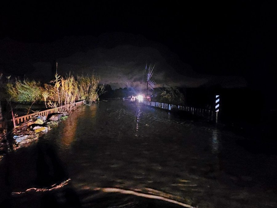 Antalya’da Hortum Domates Ve Çilek Seralarını Parçaladı