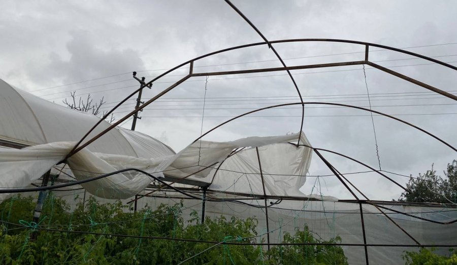 Antalya’da Hortum Domates Ve Çilek Seralarını Parçaladı