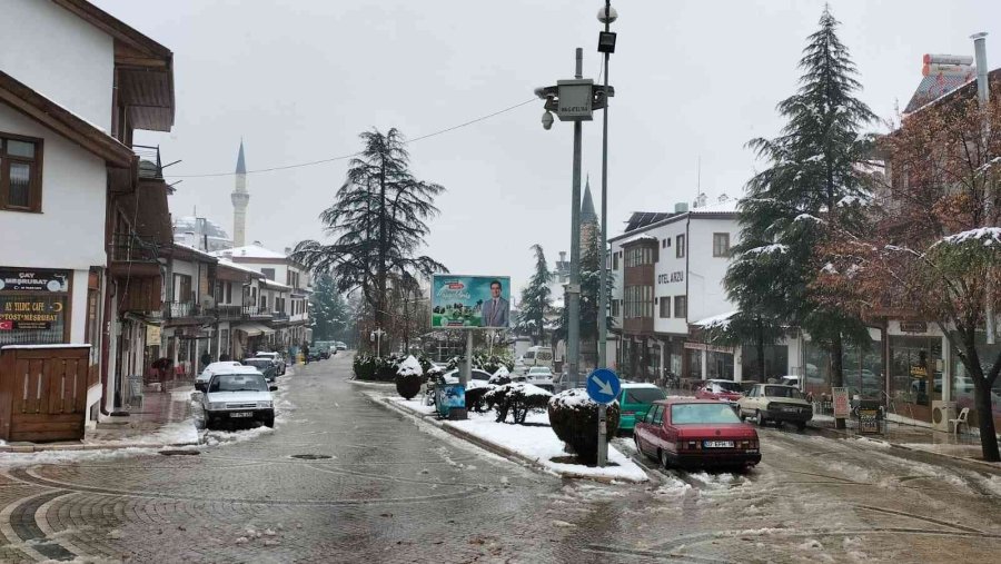 Antalya’nın Elmalı İlçesinde Kar Sevinci